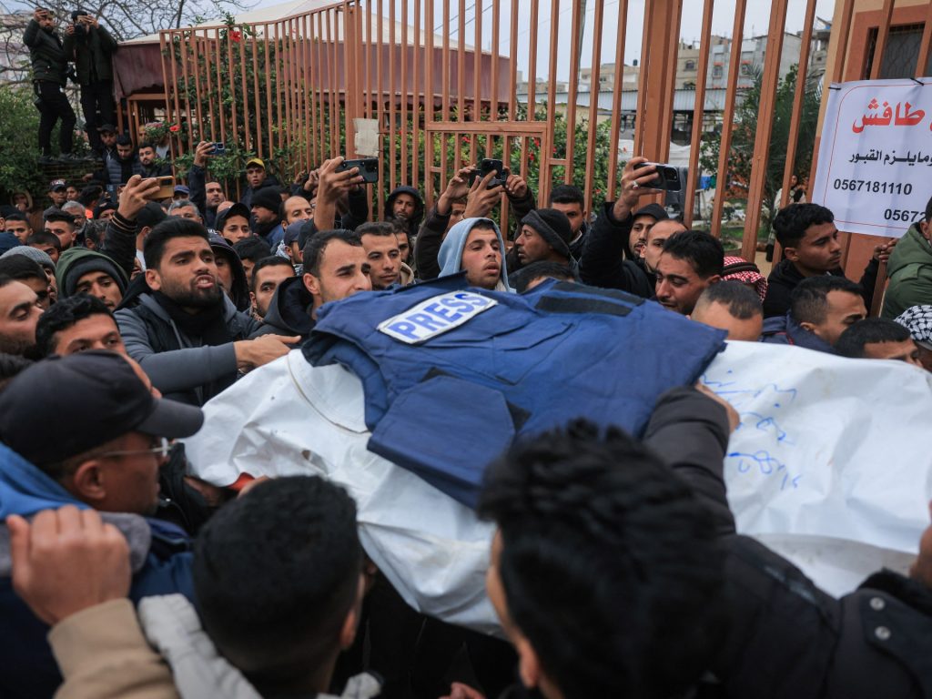 إعلام إسرائيلي: توتر بين القاهرة وتل أبيب إثر اغتيال صحفيين باللجنة المصرية بغزة