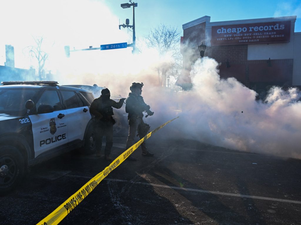 قتيل برصاص قوات الهجرة في مينيابوليس والحاكم يطالب برحيلها