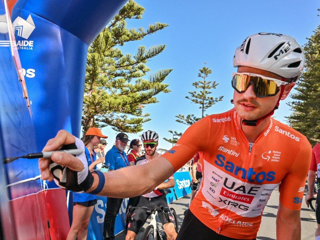 بالفيديو.. كنغر يسقط دراجا قبل لحظات من التتويج