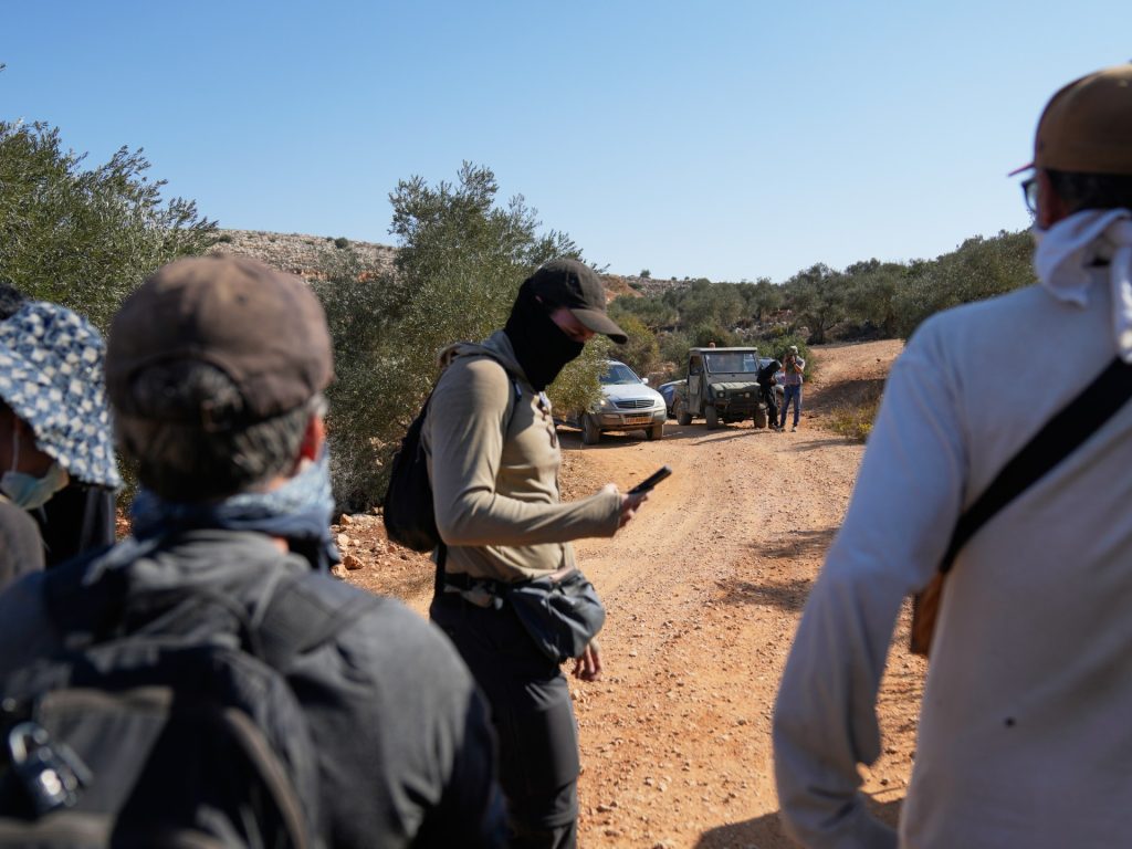 هجمات المستوطنين تصيب فلسطينيَّين وتهجر 15 عائلة وتضع الضفة في “أسوأ” أزمة