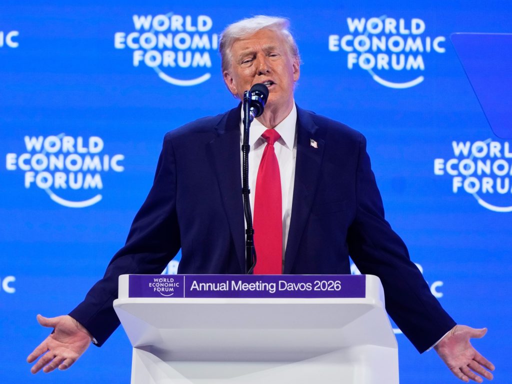 ترامب يعرض “إطار اتفاق” بشأن غرينلاند ويستبعد خيار القوة