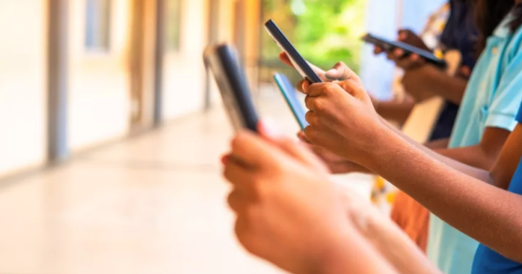 تقرير: تصاعد استخدام الأطفال للإنترنت والهواتف الذكية في السعودية