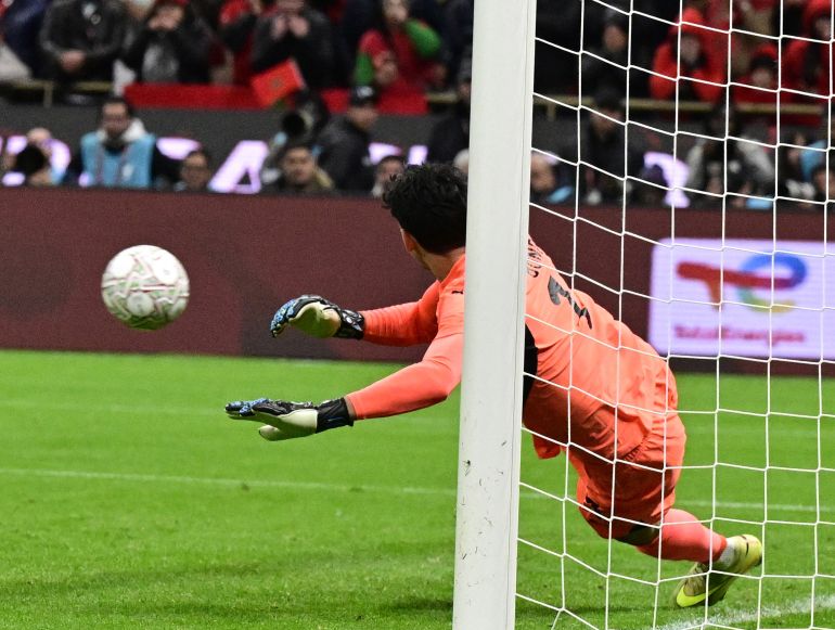 epa12649979 Morocco's goalkeeper Yassine Bounou makes a save during the penalty shootout of the CAF Africa Cup of Nations 2025, semifinal match between Nigeria and Morocco in Rabat, Morocco, 14 January 2026. EPA/JALAL MORCHIDI