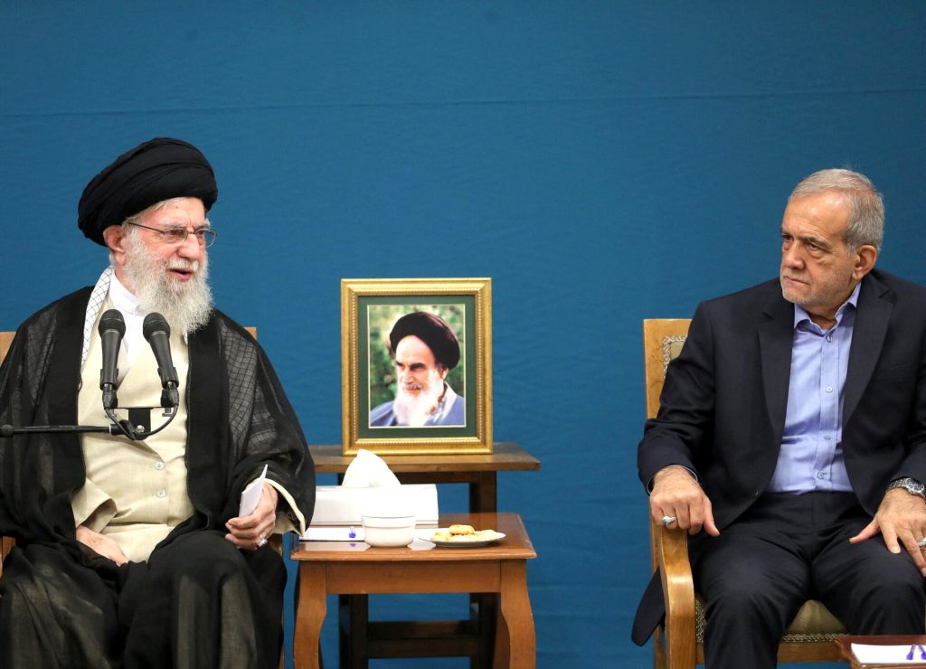 بزشكيان: أي استهداف للمرشد يعني حربا شاملة على إيران