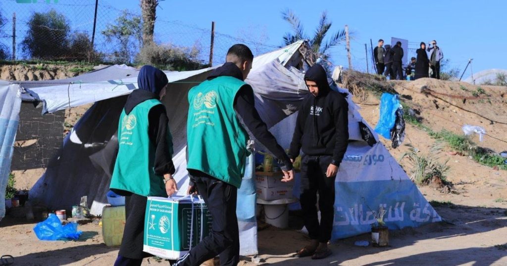 مركز الملك سلمان للإغاثة يوزع ملابس شتوية على أطفال غزة