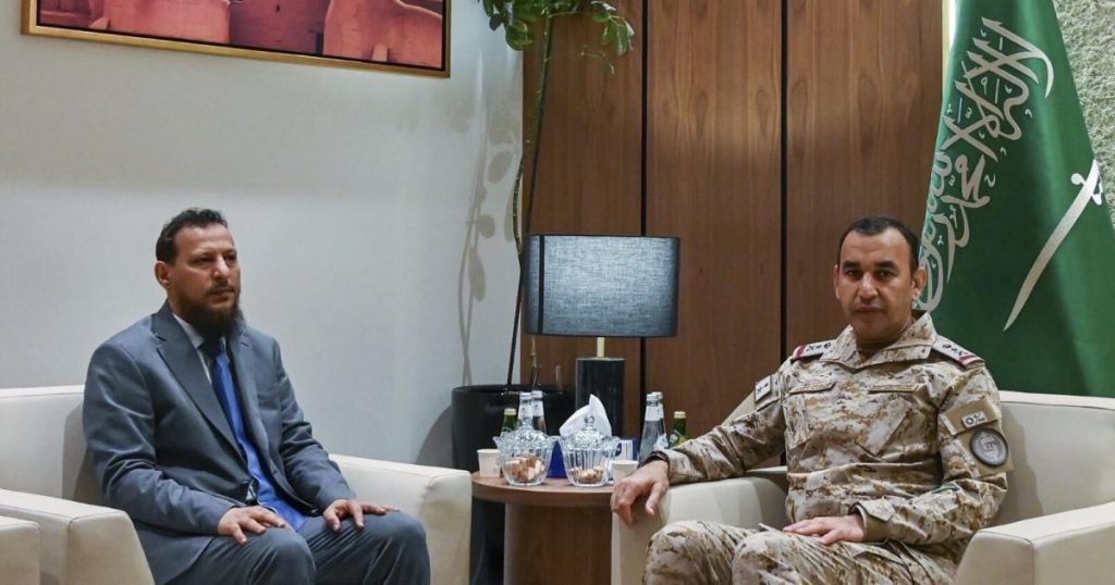 اليمن.. قائد القوات المشتركة يبحث مع محافظ عدن الأوضاع الأمنية