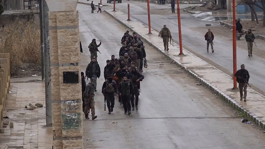 مشاهد حصرية.. الجيش السوري يؤمن انسحاب عناصر “قسد” من دير حافر