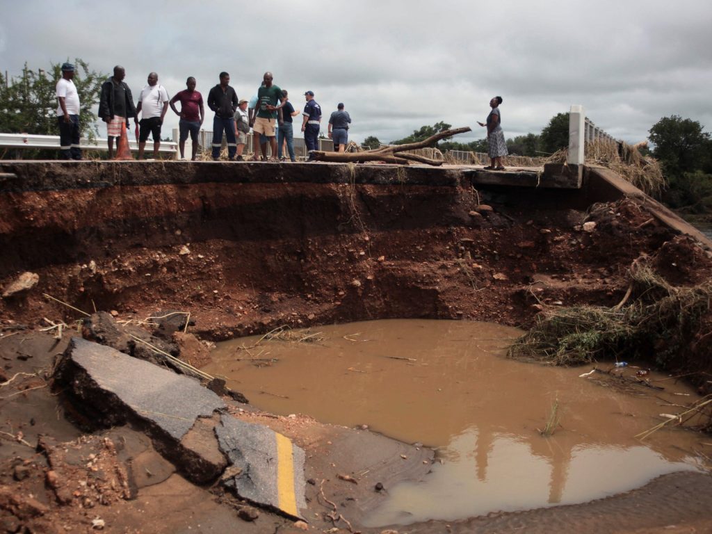 جنوب أفريقيا تعلن حالة الكارثة الوطنية بعد فيضانات مدمرة