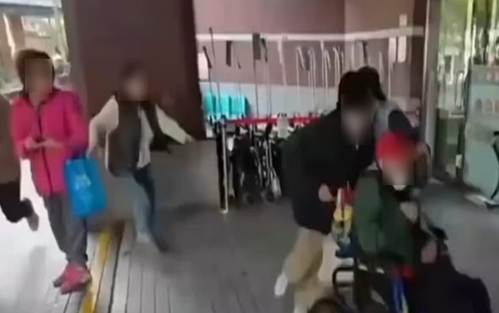 زواج سري لمليونير تجاوز الـ100 عام يشتعل خارج مستشفى في تايلاند (فيديو)