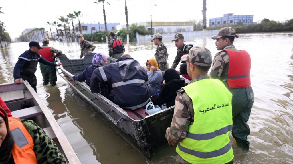 “القصر الكبير” تحت المياه.. فيضانات تجلي السكان وتشعل تضامنا واسعا