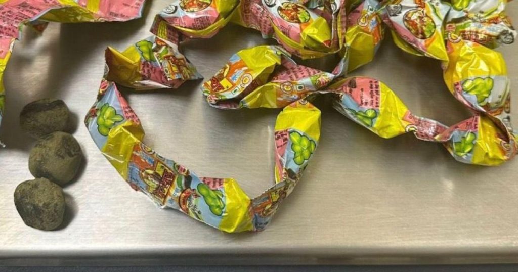 إحباط 3 محاولات تهريب مخدرات في مطار الكويت