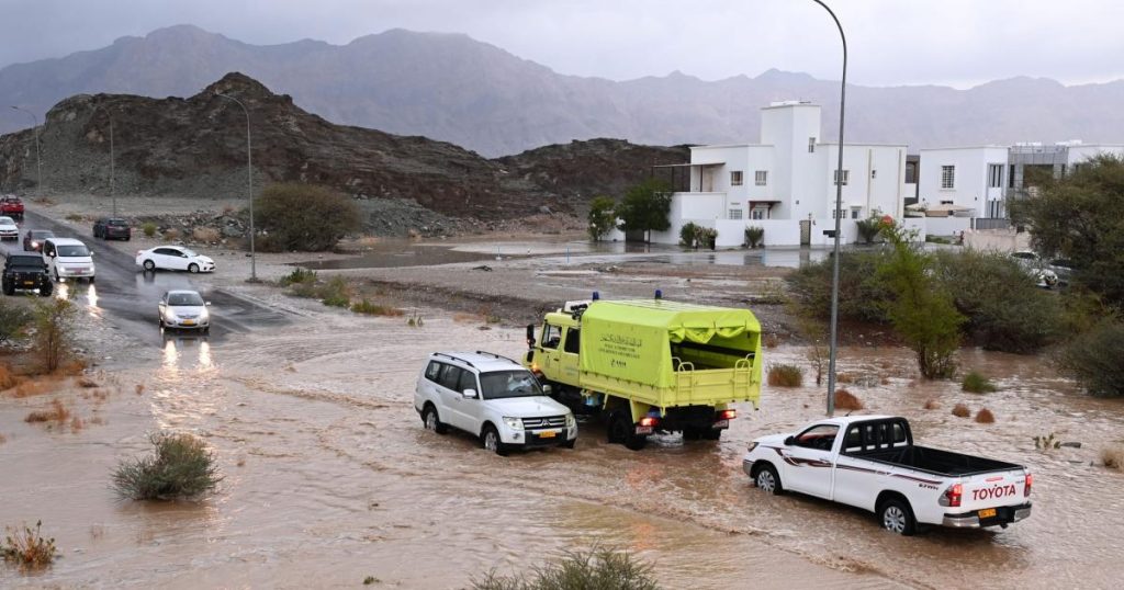 إنذارات حمراء وأمطار غزيرة تضرب مناطق واسعة بالخليج