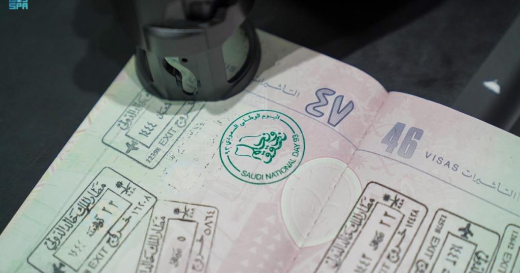 السعودية تمدّد تأشيرات الزائرين العالقين حتى 18 أبريل