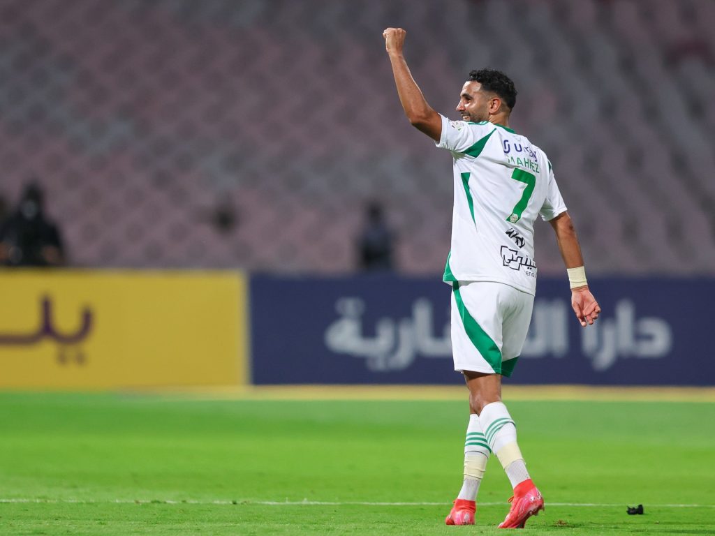 شاهد: موقف طريف بين محرز ومشجع أهلاوي