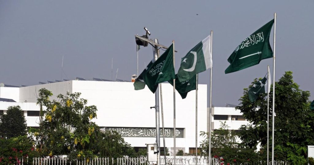 السعودية تعلن وصول قوة عسكرية باكستانية إلى أراضيها