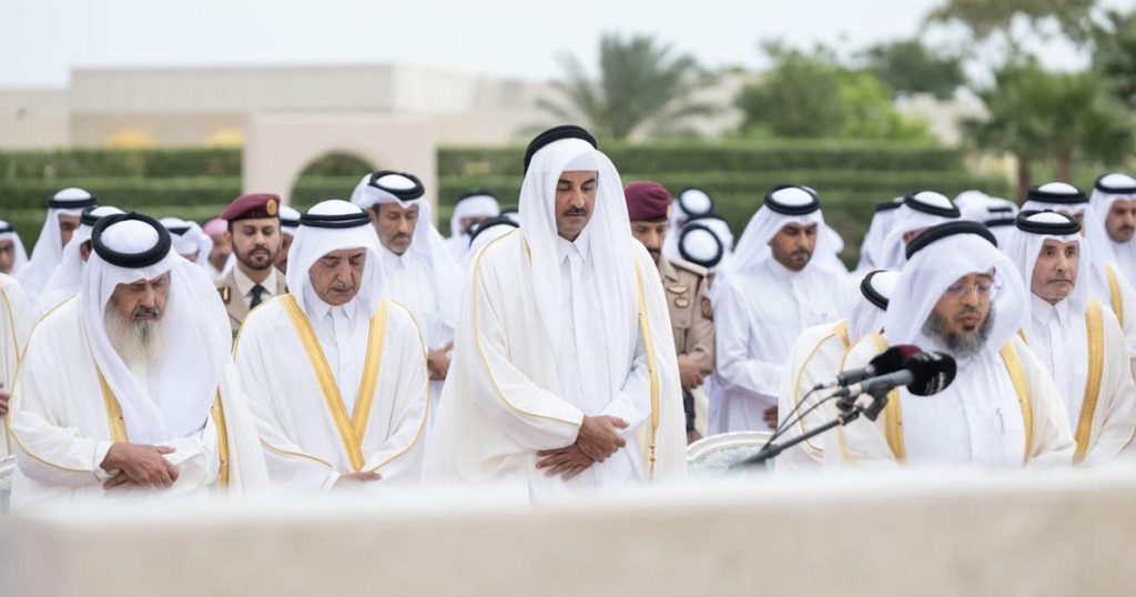 قادة الخليج يؤدون صلاة عيد الفطر مع شعوبهم